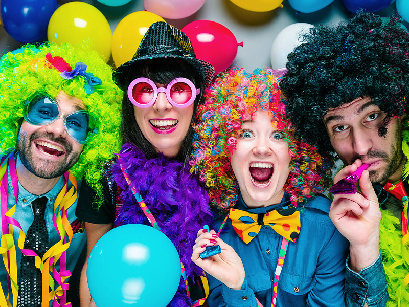 Fastnacht St. Gallen, Fröhliche, verkleidete Menschen feiern